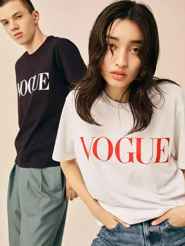 「『VOGUE JAPAN』発の公式アパレルライン日本上陸｜Tシャツ、スウェット、パーカがラインナップ」の画像