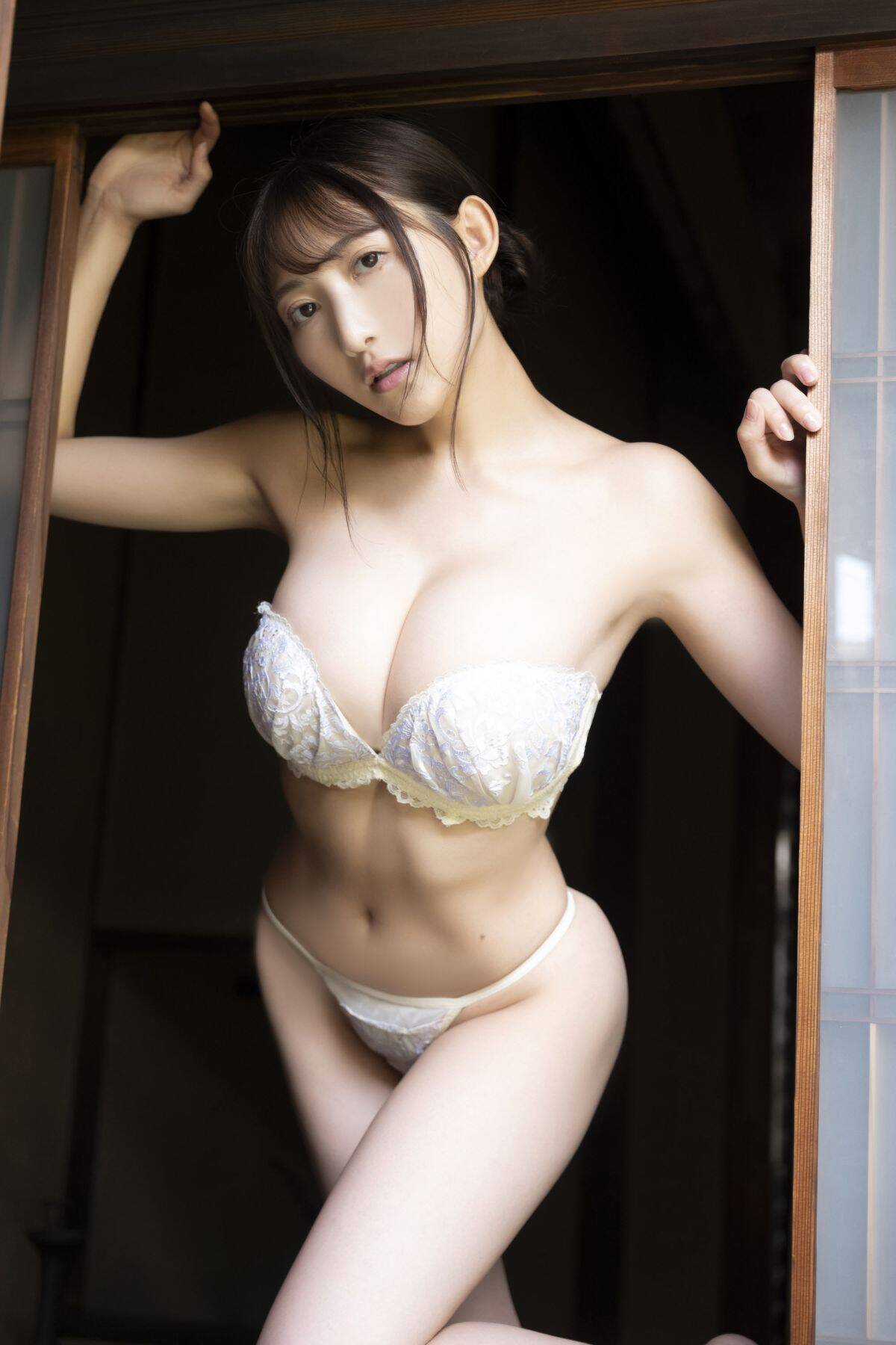 “ショーダンサー姿で大開脚も…”神スタイル・辻りりさ、待望の1st写真集