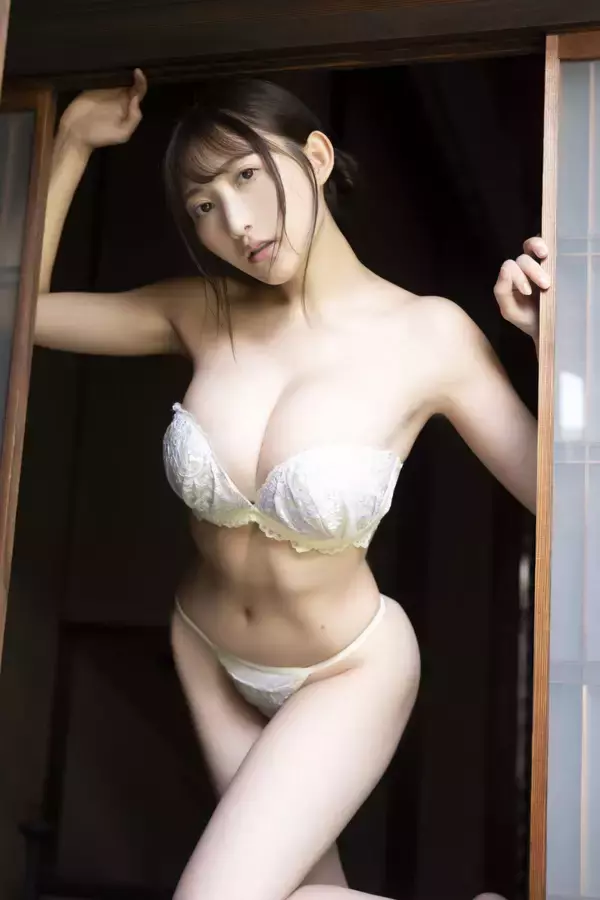 「“ショーダンサー姿で大開脚も…”神スタイル・辻りりさ、待望の1st写真集」の画像