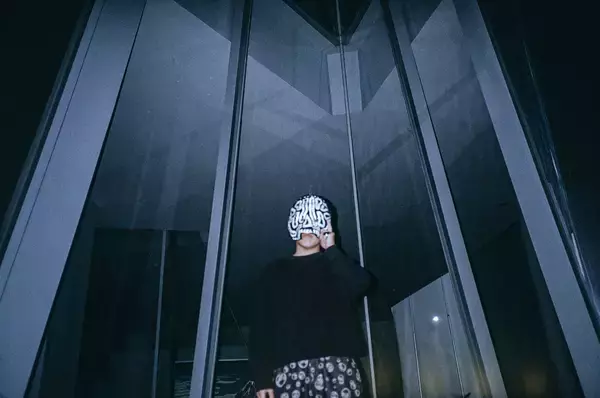 「割れた鏡が見た何か──VOLOJZA、最新作を語るインタビュー」の画像