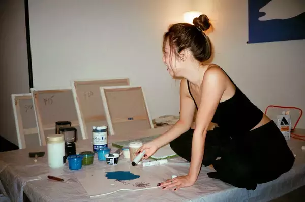 「新進気鋭アーティストの発掘・支援プログラム、エースホテル「アーティスト・イン・レジデンス」第2弾でコンテンポラリーアーティスト／現代美術家MOMOの作品が展示」の画像