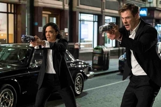 いよいよ明日公開！テッサ・トンプソンが対エイリアン銃をぶっ放す！？最新「MIB」の本編映像が解禁