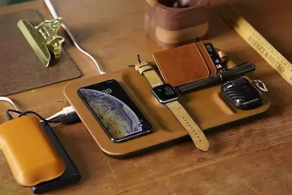 「クラウドファンディングで達成率驚異の969％！最大5台も充電できるスタイリッシュなワイヤレス充電器「GAZE TRAY」が登場」の画像