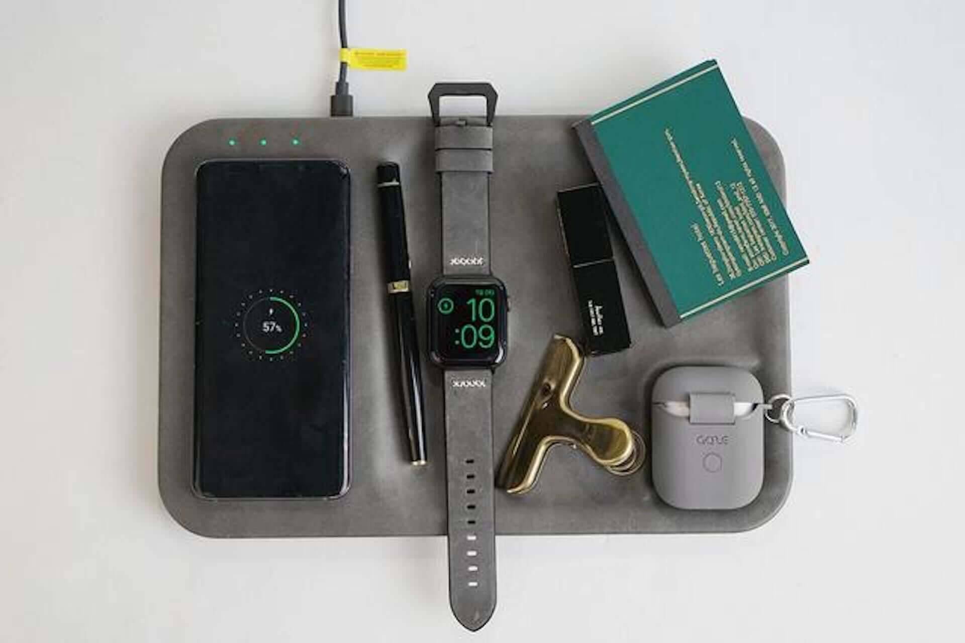 クラウドファンディングで達成率驚異の969％！最大5台も充電できるスタイリッシュなワイヤレス充電器「GAZE TRAY」が登場