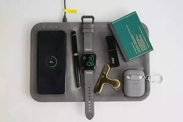 「クラウドファンディングで達成率驚異の969％！最大5台も充電できるスタイリッシュなワイヤレス充電器「GAZE TRAY」が登場」の画像