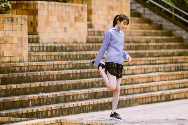 「飯豊まりえが前向きに輝く女性を応援！ ニューバランスから新作ウィメンズランニングアパレルコレクション「STAR PACK」が登場」の画像