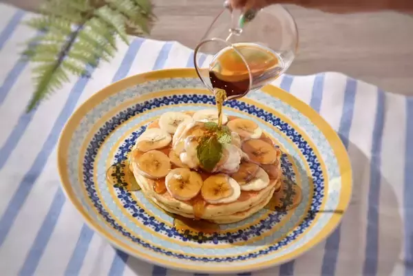 「黒糖タピオカたっぷりのドリンクが登場！モケス ハワイ江ノ島で「黒糖タピオカミルクティー＆黒糖タピオカミルク」発売」の画像