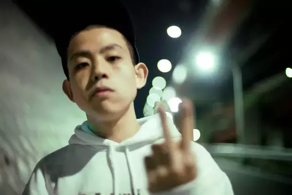 「GRADIS NICE ＆ YOUNG MAS、アルバム発売記念Tシャツを数量限定販売｜ NY在住Toya Horiuchiがデザイン」の画像