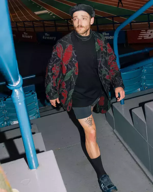 「ニューバランス「990v5」、エンジニアードガーメンツとのコラボバージョンが登場｜Tシャツコレクションも発売」の画像