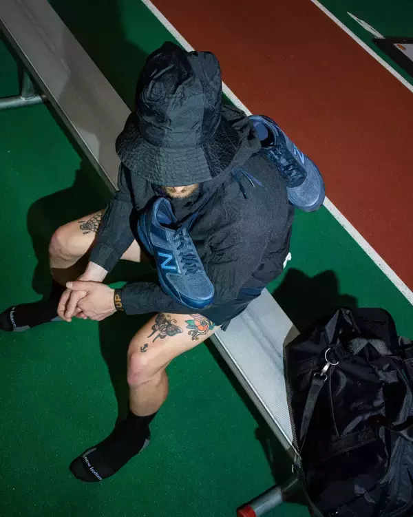 「ニューバランス「990v5」、エンジニアードガーメンツとのコラボバージョンが登場｜Tシャツコレクションも発売」の画像