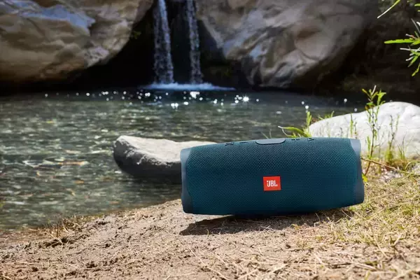 「ビーチやキャンプでも20時間楽しめる大人気、防水Bluetoothスピーカー「JBL CHARGE」がシリーズ4になって新登場」の画像