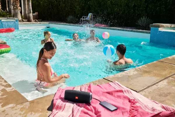 「ビーチやキャンプでも20時間楽しめる大人気、防水Bluetoothスピーカー「JBL CHARGE」がシリーズ4になって新登場」の画像