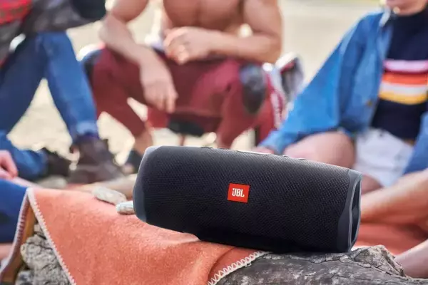 「ビーチやキャンプでも20時間楽しめる大人気、防水Bluetoothスピーカー「JBL CHARGE」がシリーズ4になって新登場」の画像