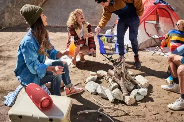 「ビーチやキャンプでも20時間楽しめる大人気、防水Bluetoothスピーカー「JBL CHARGE」がシリーズ4になって新登場」の画像