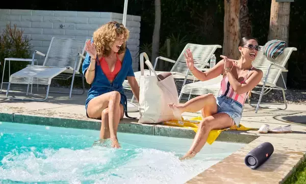 「ビーチやキャンプでも20時間楽しめる大人気、防水Bluetoothスピーカー「JBL CHARGE」がシリーズ4になって新登場」の画像