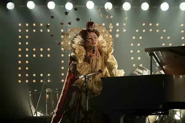 「タロン・エガートンがド派手に登場！大ヒット中の『ロケットマン』衣装へのこだわりに注目した特別映像が解禁」の画像