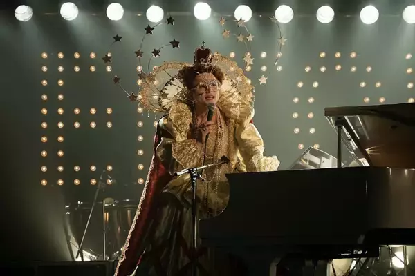 「タロン・エガートンがド派手に登場！大ヒット中の『ロケットマン』衣装へのこだわりに注目した特別映像が解禁」の画像