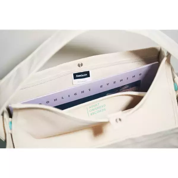 「Adult Oriented Records1周年イベントで、ディグが捗るキュートなレコードバッグが発売　長谷川白紙のブートレグプロジェクト7インチの詳細も発表」の画像