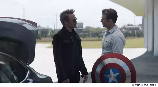 「どうした、ロバート・ダウニー Jr.！？『アベンジャーズ／エンドゲーム』NGシーン集＆限定アイテム解禁」の画像