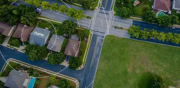 「外出先でもスマホでエアコンを遠隔操作！Amazon AlexaやGoogle Home対応のIoTコントローラが登場」の画像