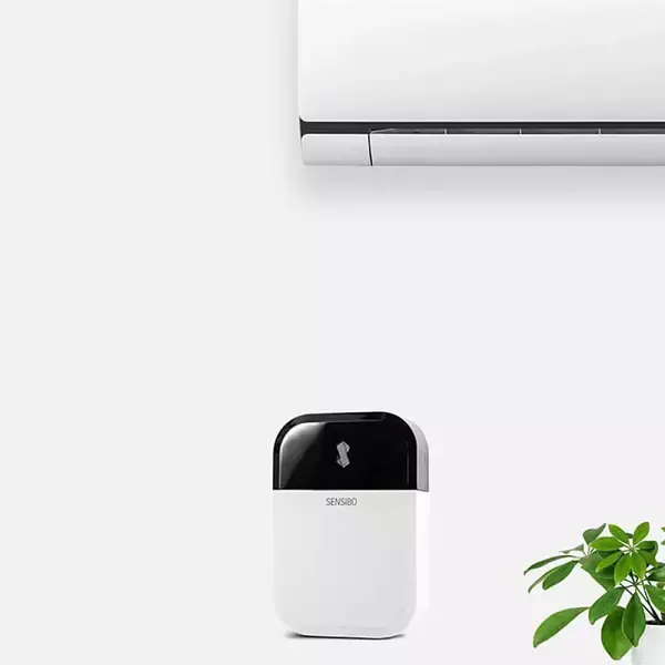 「外出先でもスマホでエアコンを遠隔操作！Amazon AlexaやGoogle Home対応のIoTコントローラが登場」の画像