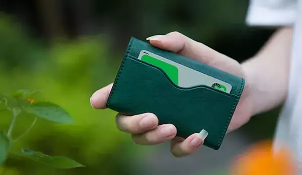 「クラウドファンディングで達成率200％越えのスマートなカードケース「BELLOWS」が登場！」の画像