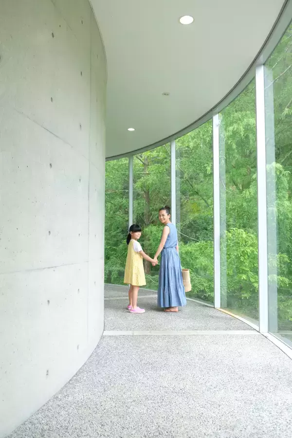 「安藤忠雄建築の博物館や風情漂う街並み散策へ。モデル・武智志穂の高知トリップ」の画像