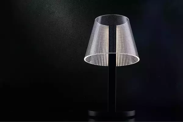 「ベッドサイドに最適なランプでスマートフォンのワイヤレス充電が可能｜インテリア照明「KONG」の販売が開始」の画像