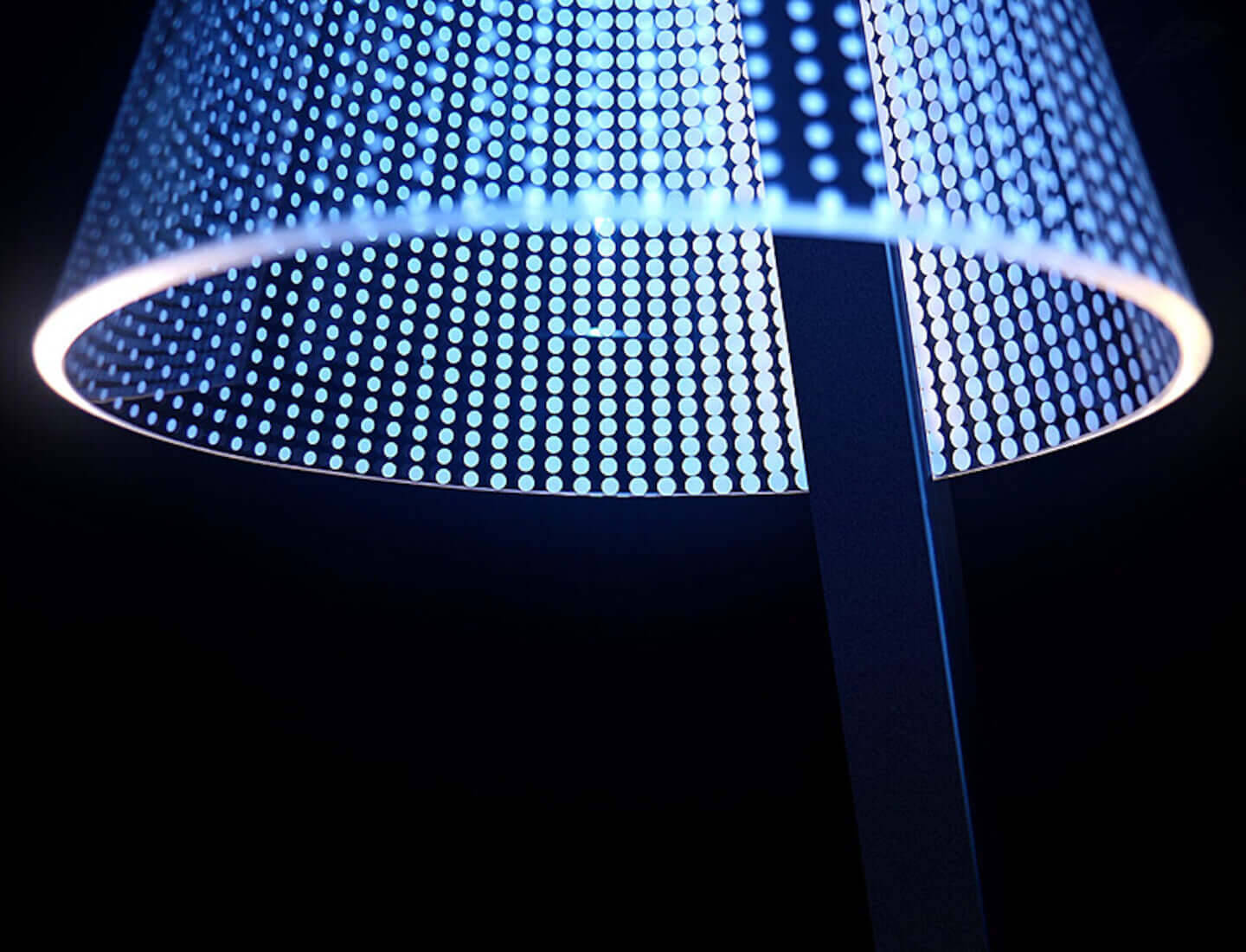 ベッドサイドに最適なランプでスマートフォンのワイヤレス充電が可能｜インテリア照明「KONG」の販売が開始