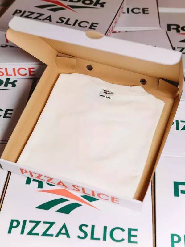 「リーボックが東京発のピザショップ「PIZZA SLICE」とコラボ｜第1弾としてTシャツを限定発売」の画像