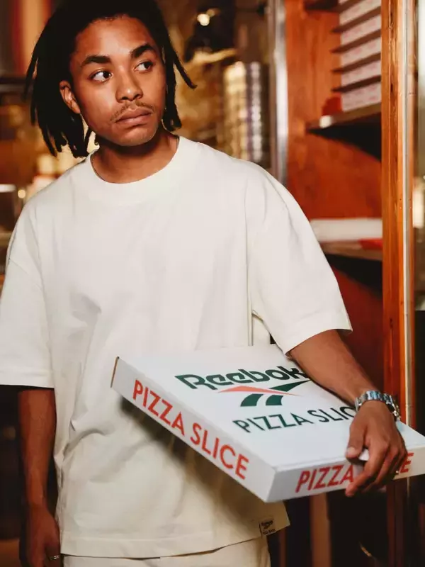 「リーボックが東京発のピザショップ「PIZZA SLICE」とコラボ｜第1弾としてTシャツを限定発売」の画像