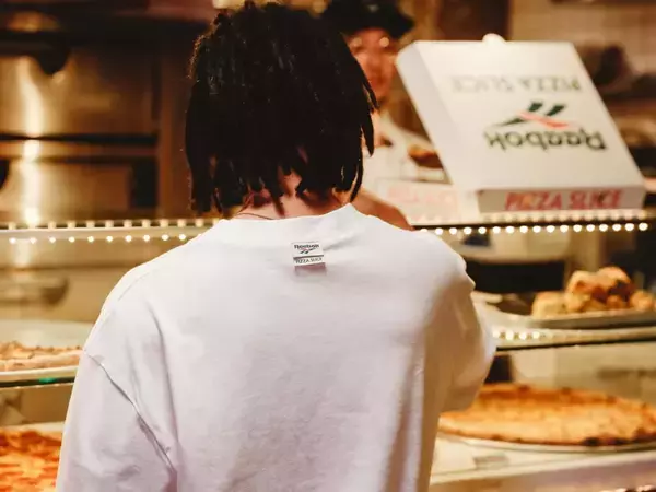 「リーボックが東京発のピザショップ「PIZZA SLICE」とコラボ｜第1弾としてTシャツを限定発売」の画像