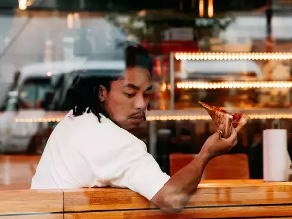 「リーボックが東京発のピザショップ「PIZZA SLICE」とコラボ｜第1弾としてTシャツを限定発売」の画像