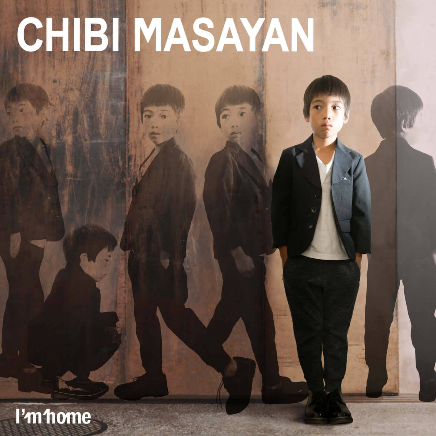 山崎まさよしがリリースした全作品のジャケットを写真家松本紀子が自らの息子で再現した写真展が開催