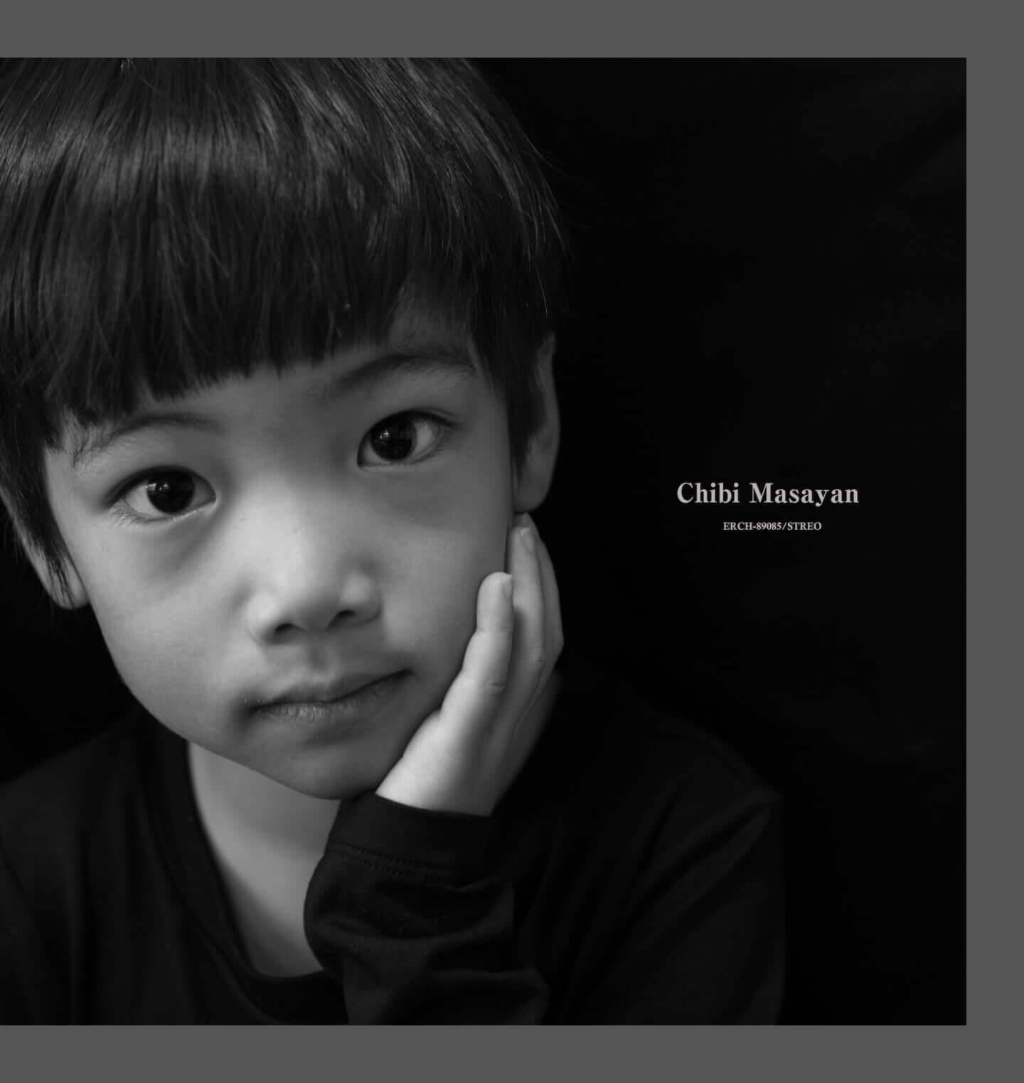 山崎まさよしがリリースした全作品のジャケットを写真家松本紀子が自らの息子で再現した写真展が開催