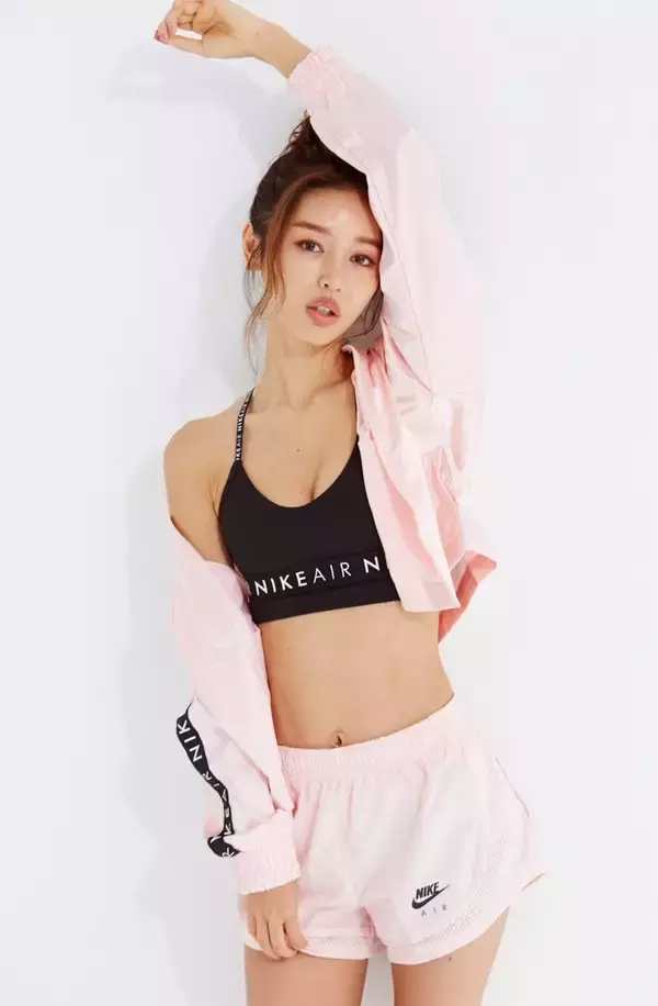 「人気急上昇の加治ひとみ、スポーティーでスレンダーな憧れボディを『OCEANS』で披露！」の画像