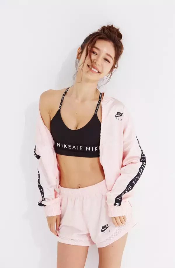 「人気急上昇の加治ひとみ、スポーティーでスレンダーな憧れボディを『OCEANS』で披露！」の画像