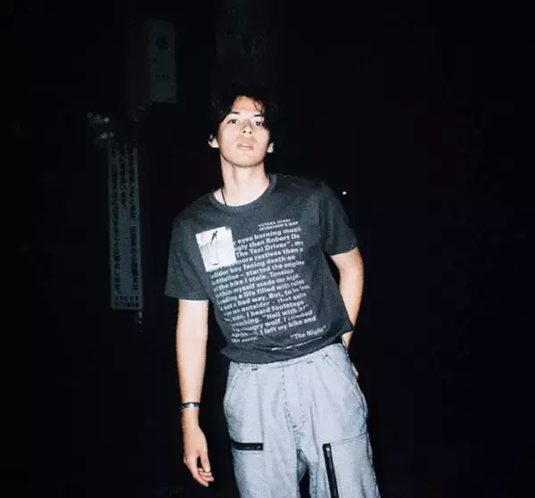 「渋谷で尾崎豊の「卒業」を熱唱する謎のイケメンハーフ、INTERSECTION・青山ウィリアムに注目！」の画像