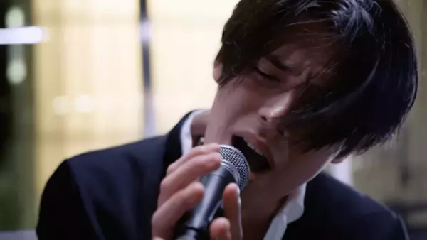 「渋谷で尾崎豊の「卒業」を熱唱する謎のイケメンハーフ、INTERSECTION・青山ウィリアムに注目！」の画像