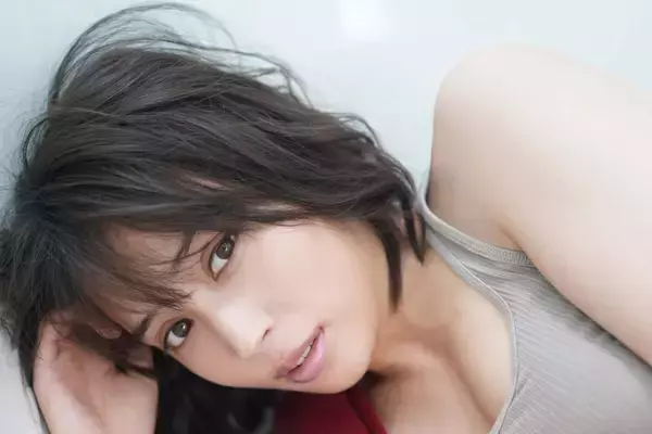 「広瀬アリス、2020年カレンダーでオトナモードな妖艶さを見せる！握手会イベントも開催決定」の画像