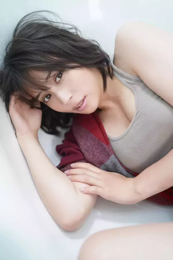 「広瀬アリス、2020年カレンダーでオトナモードな妖艶さを見せる！握手会イベントも開催決定」の画像