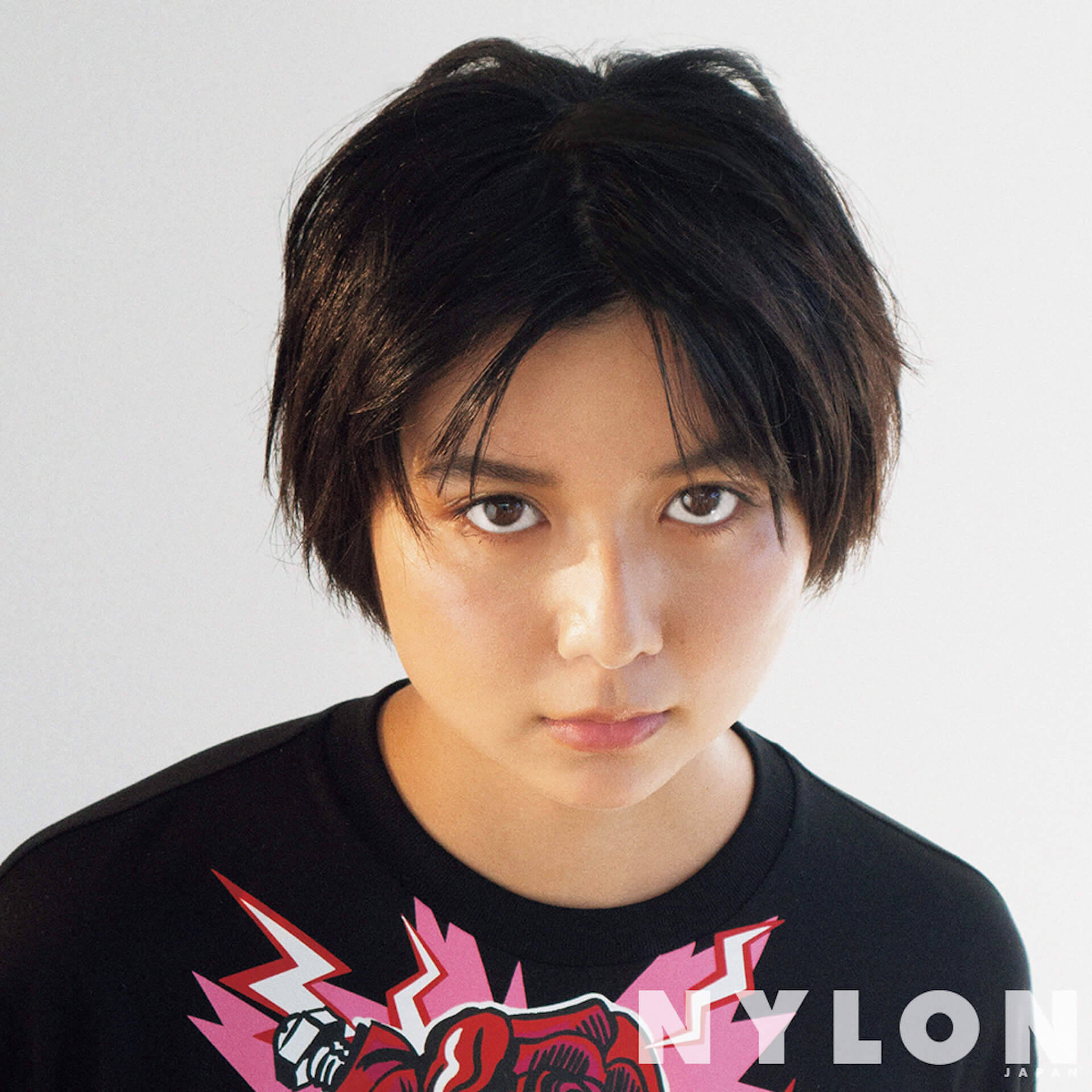 力強い視線にくぎ付け…NYLON JAPAN12月号カバーガールに上白石萌歌&guysに高良健吾が初登場！