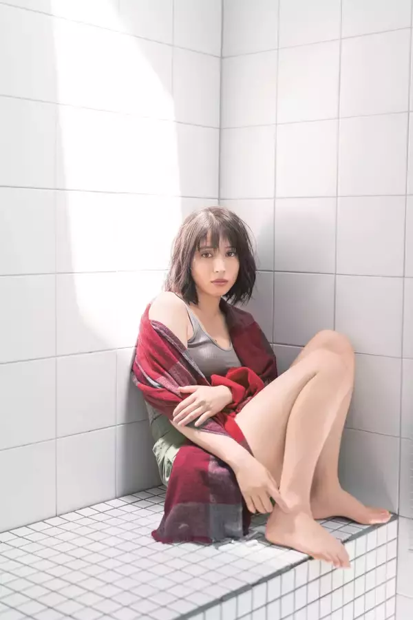 「広瀬アリスがセクシーさも感じられるカットを公開！2020年カレンダー発売イベントで「全部屋に飾ってほしい」」の画像
