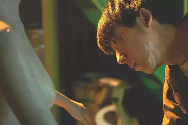 「高橋一生がその手で美しいラブドールを造形する｜高橋一生の誕生日に『ロマンスドール』場面写真が解禁！」の画像