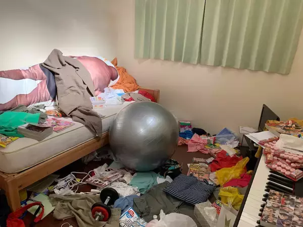 「「水曜日のダウンタウン」でも話題を集めるクロちゃんがキャリア初となる展覧会を池袋PARCOで開催｜密室で2人きりになれるVRコーナーも」の画像