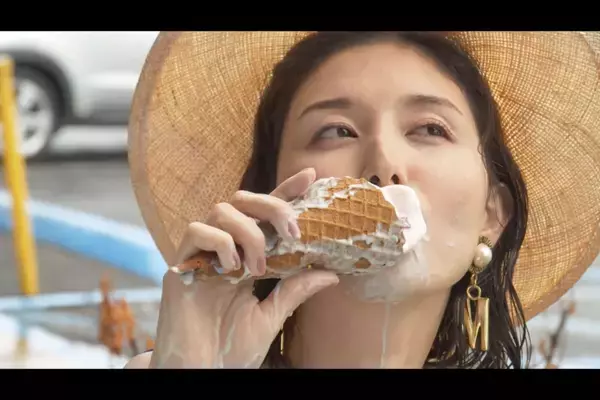 アイスクリームがカラダに滴る！“昭和エロ”を堪能できる写真集『橋本マナミの抱きしめて in ハワイ』の付録DVD映像が解禁