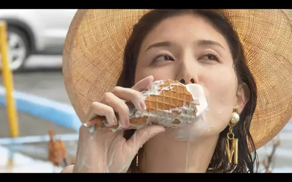 「アイスクリームがカラダに滴る！“昭和エロ”を堪能できる写真集『橋本マナミの抱きしめて in ハワイ』の付録DVD映像が解禁」の画像