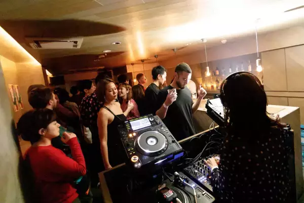 「Floating Points at KEWL 2nd Anniversary Party。ダンスミュージックへの初期衝動を想い返した夜」の画像