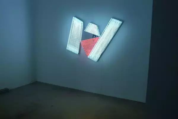 「若手ネオン・アーティストWAKUの個展＜In Person＞が原宿COMMONで開催！TAKAYUKI ISAYAMAが音楽を担当」の画像