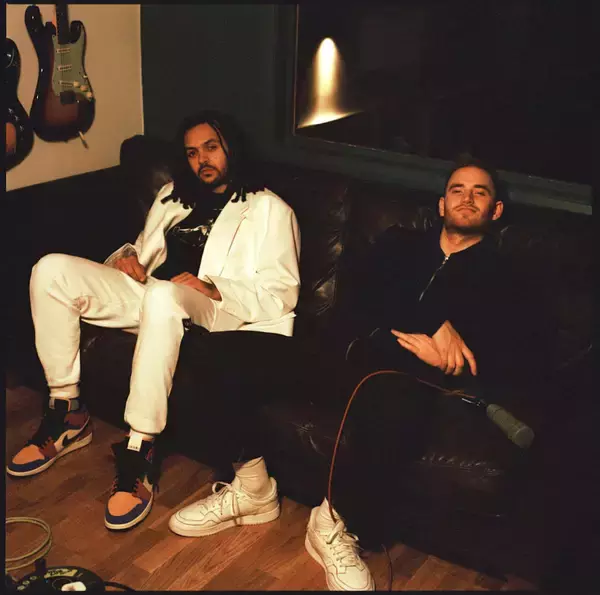 「Tom Mischと天才ドラマーYussef Dayesのコラボアルバム『What Kinda Music』からタイトルトラックのMVが解禁！2人のコメントも到着」の画像